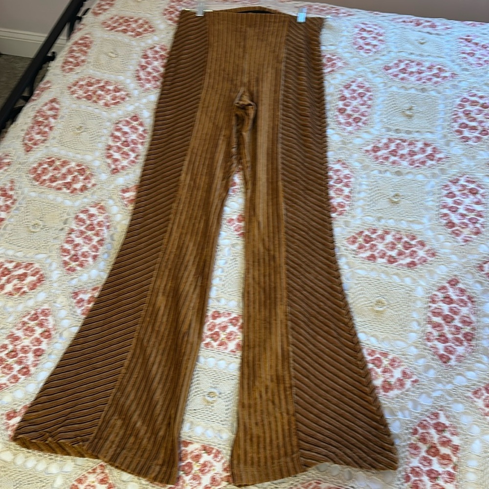 Super soft  FreePeople mustard color bell bottoms size large 💛